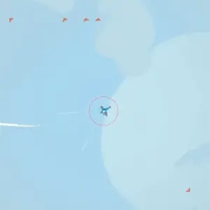 Mô tả hình ảnh: Giao diện game Plane game với một chiếc máy bay chiến đấu đang bay trên bầu trời